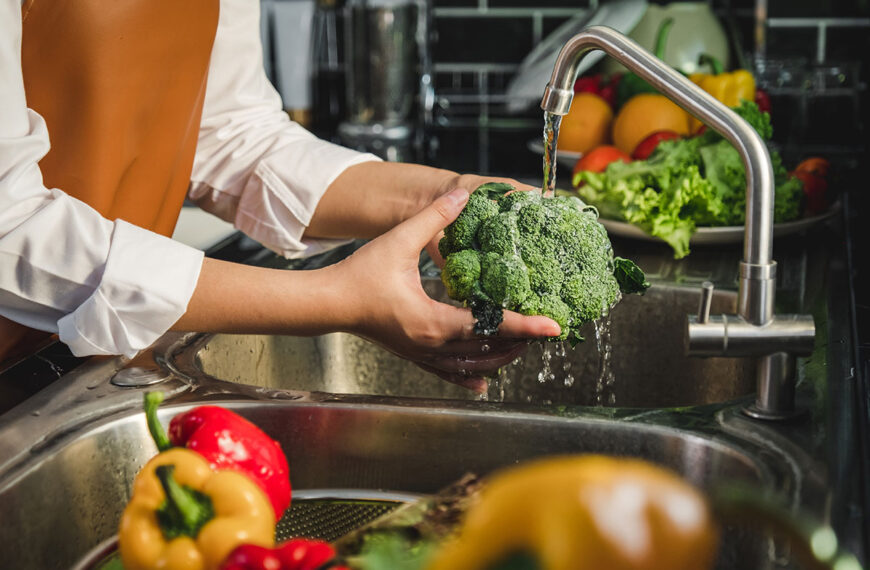 Een recente studie onthult dat het afspoelen van fruit en groenten pesticiden niet volledig verwijdert