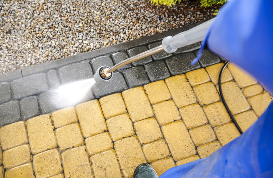 Berg uw Karcher op, hier is hoe u natuurlijk groene aanslag van een terras kunt verwijderen.